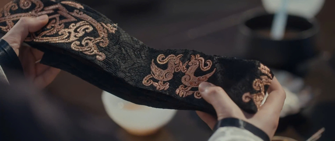 Trước mặt thì bất cần mà sau lưng nàng, Ngụy Thiệu lại lén lút thử đai lưng rồi bị bắt gặp khiến khán giả "cười bò".