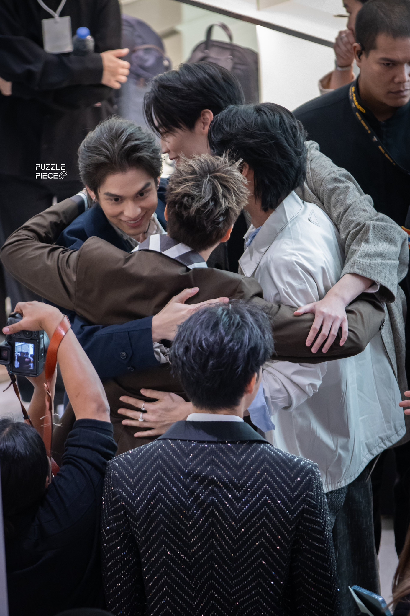 Cái ôm của F4 nói chung và BrightWin nói riêng "dậy sóng" trên mọi nền tảng mạng xã hội. Cái ôm của F4 nói chung và BrightWin nói riêng "dậy sóng" trên mọi nền tảng mạng xã hội.