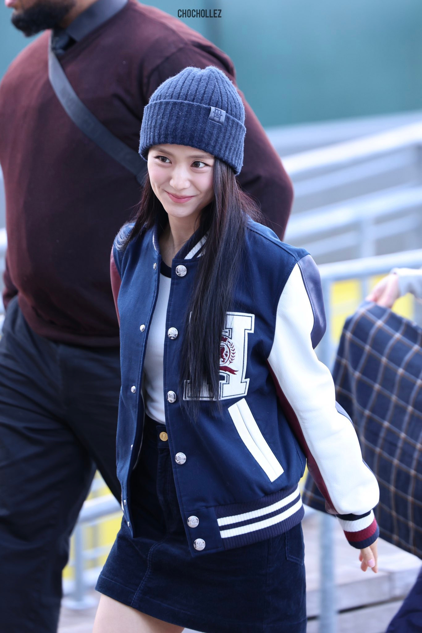 Thậm chí, netizen còn so sánh outfit của Jisoo gợi nhớ đến các bộ phim trung học Mỹ, nơi cô trông như thành viên của đội cổ vũ bóng chày.