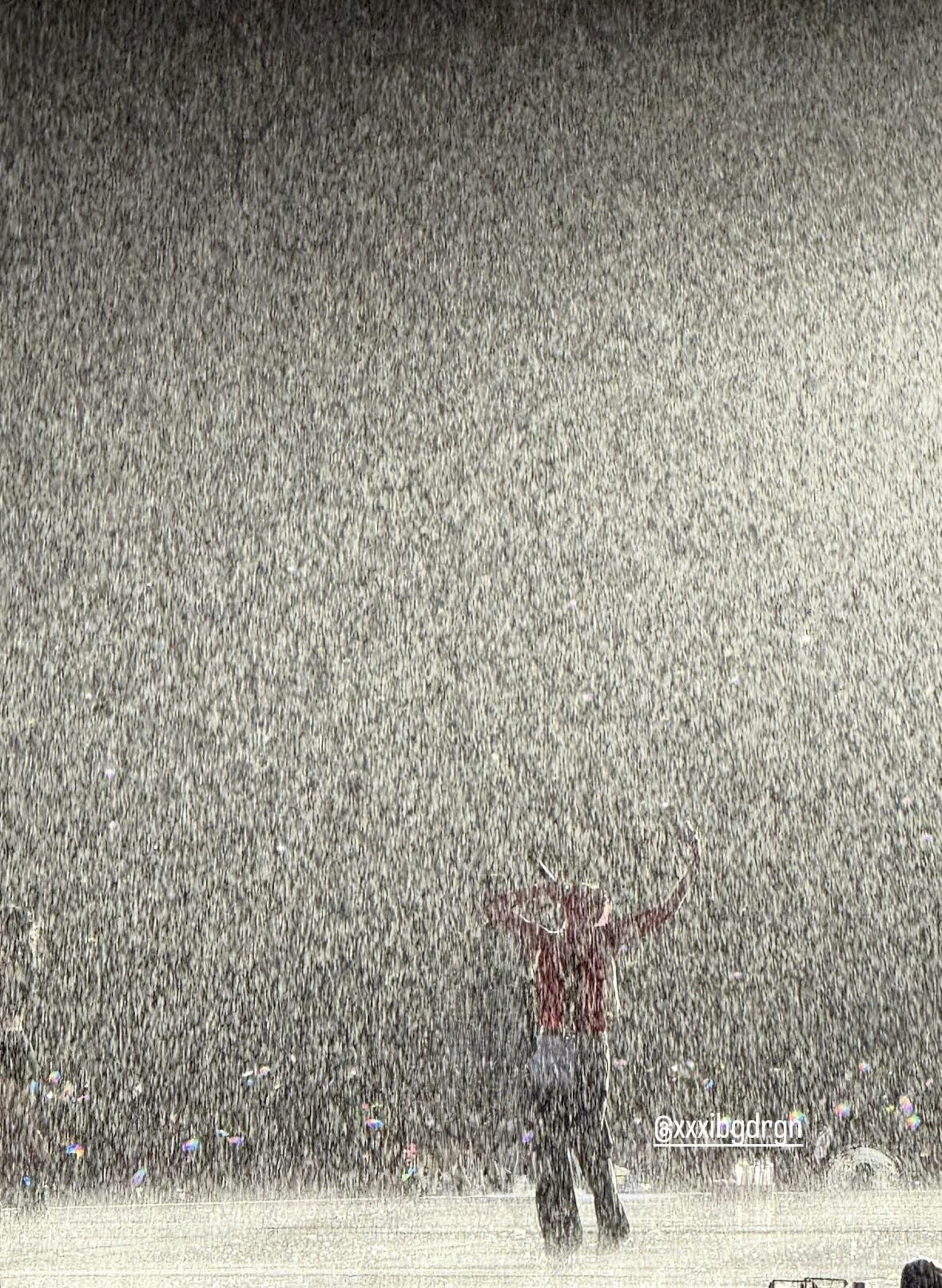 Bức ảnh G-Dragon tận hưởng màn trình diễn trong cơn mưa khiến netizen trầm trồ vì "tuyệt đối điện ảnh". Bức ảnh G-Dragon tận hưởng màn trình diễn trong cơn mưa khiến netizen trầm trồ vì "tuyệt đối điện ảnh".