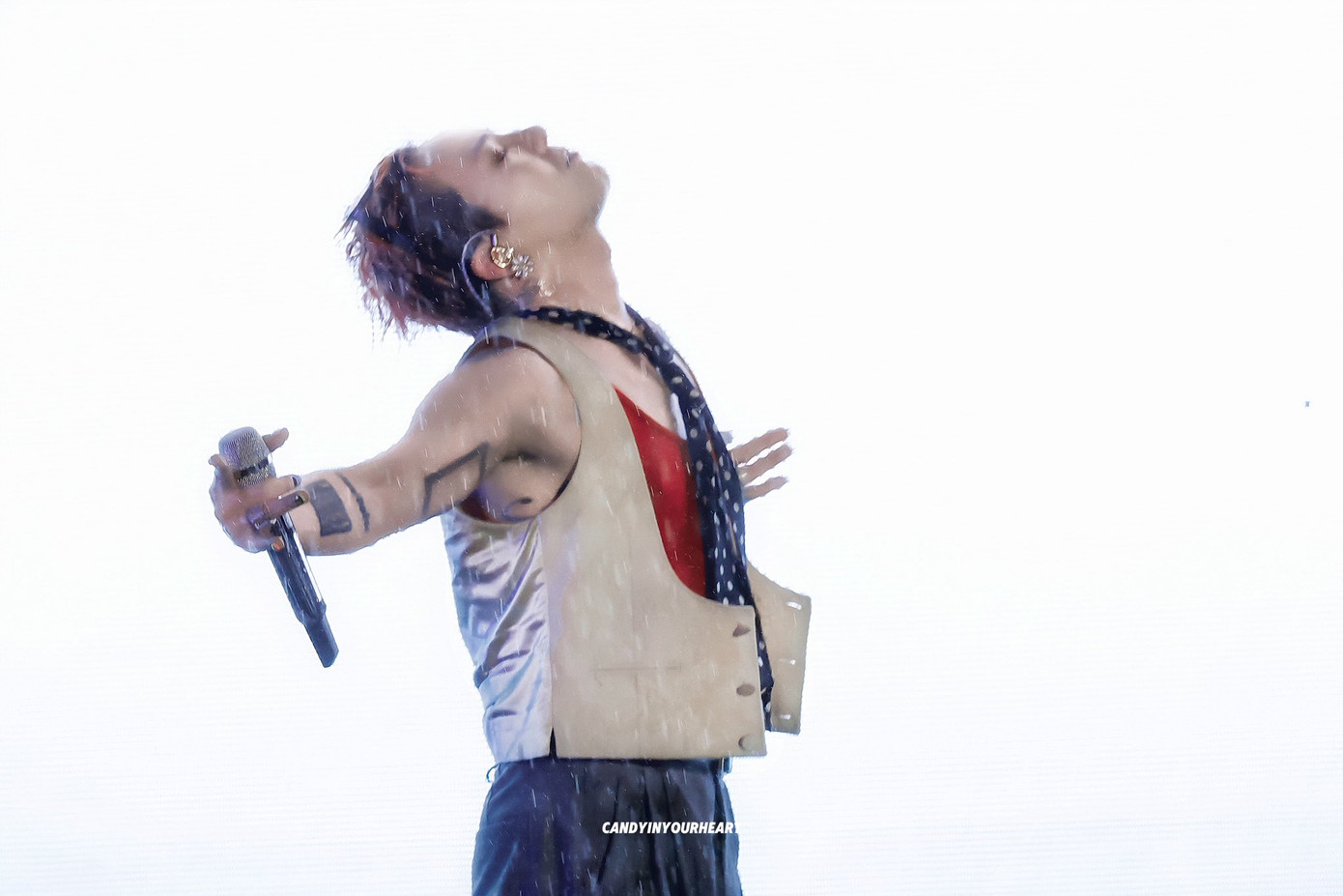 Mặc dù bản thân đã ướt hẳn, "anh Long" vẫn bày tỏ thái độ lịch sự với fan cuồng, cũng như khả năng làm chủ sân khấu vững vàng khiến khán giả thán phục. (Nguồn ảnh: @candyinyourheart) Mặc dù bản thân đã ướt hẳn, "anh Long" vẫn bày tỏ thái độ lịch sự với fan cuồng, cũng như khả năng làm chủ sân khấu vững vàng khiến khán giả thán phục. (Nguồn ảnh: @candyinyourheart)