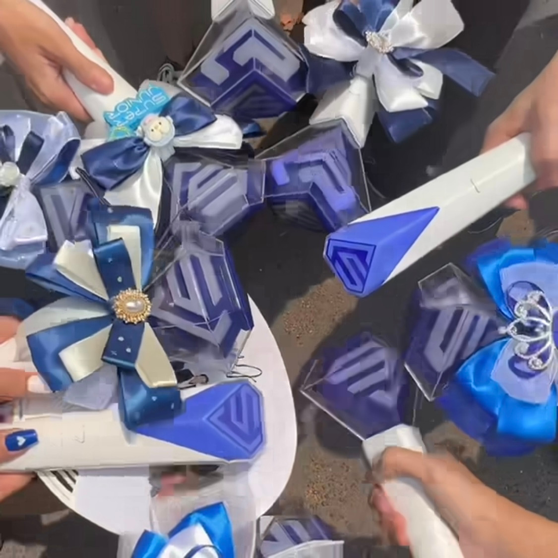 Lightstick của nhóm nhạc 18 năm tuổi xuất hiện tại concert. (Nguồn ảnh: Facebook SMTOWN Vietnam)