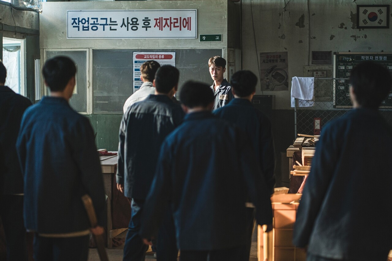 Lee Jae Wook đã đích thân thực hiện các cảnh quay hành động trong phim, phân cảnh 1 chọi 8 trong tù của nam diễn viên nhận về nhiều lời khen. Lee Jae Wook đã đích thân thực hiện các cảnh quay hành động trong phim, phân cảnh 1 chọi 8 trong tù của nam diễn viên nhận về nhiều lời khen.