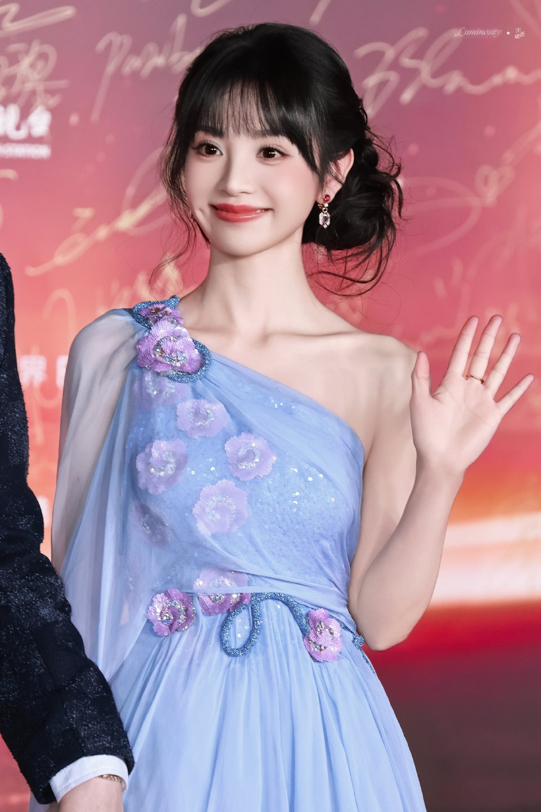 Điền Hi Vi tươi tắn trong váy đính hoa lấp lánh, ngọt ngào, rạng rỡ như tiên nữ. Điền Hi Vi tươi tắn trong váy đính hoa lấp lánh, ngọt ngào, rạng rỡ như tiên nữ.