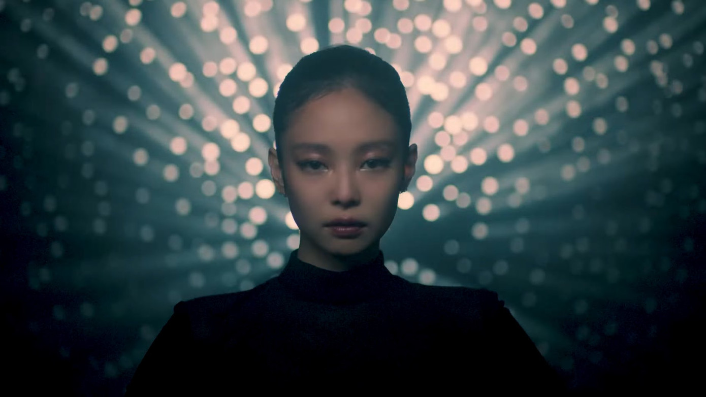 Có vẻ như twin là sự hoài niệm mà Jennie gửi đến một người bạn cũ. Có vẻ như twin là sự hoài niệm mà Jennie gửi đến một người bạn cũ.