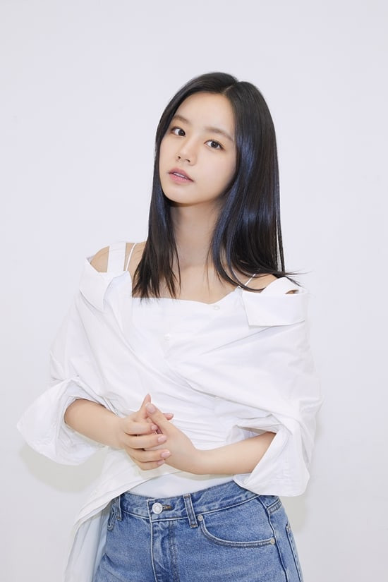 Nhiều ý kiến cho rằng đối với một nghệ sĩ có nhiều năm kinh nghiệm như Hyeri, việc lên tiếng trong tình huống này ắt hẳn phải có điều ẩn khuất ở phía sau.