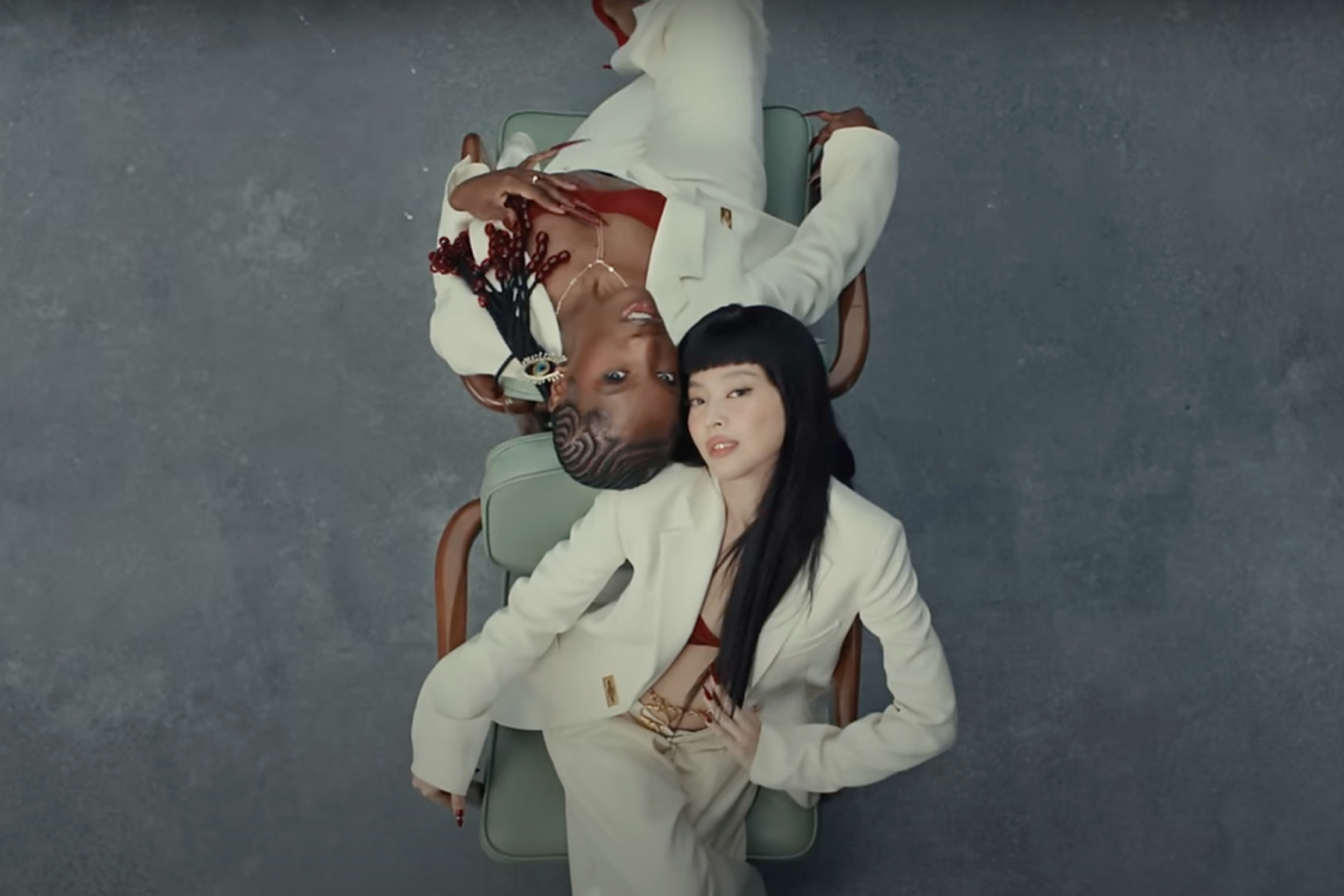 Jennie dùng sức lan tỏa của mình để gửi lời gợi ca đến "gái xinh toàn cầu". Jennie dùng sức lan tỏa của mình để gửi lời gợi ca đến "gái xinh toàn cầu".