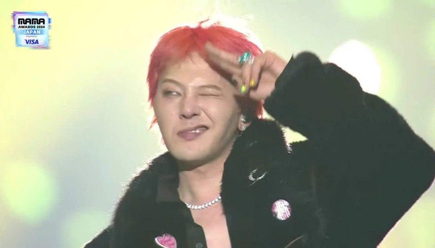 Không chỉ quay lại cùng nhiệt huyết dành cho âm nhạc, G-Dragon còn khiến fan ngất ngây khi trở lại tạo hình tóc đỏ nổi tiếng.