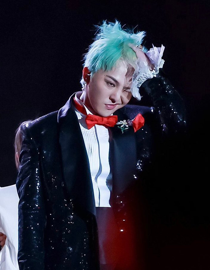 Chiếc tuxedo đính sequin cùng tóc xanh bắt mắt khiến GD trông như một phiên bản Joker nổi loạn song lại lịch thiệp và đầy lôi cuốn. Chiếc tuxedo đính sequin cùng tóc xanh bắt mắt khiến GD trông như một phiên bản Joker nổi loạn song lại lịch thiệp và đầy lôi cuốn.