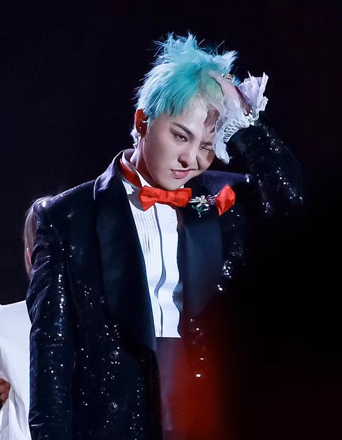 Chiếc tuxedo đính sequin cùng tóc xanh bắt mắt khiến GD trông như một phiên bản Joker nổi loạn song lại lịch thiệp và đầy lôi cuốn.