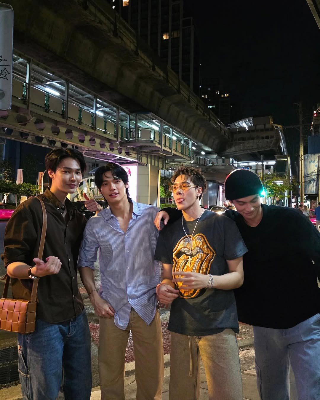 Tối cùng ngày, Bright "xả ảnh" F4 chụp cùng nhau thân thiết. Các thành viên khác cũng đăng lại trên story, "đập tan" tin đồn bất hòa trước đó. Tối cùng ngày, Bright "xả ảnh" F4 chụp cùng nhau thân thiết. Các thành viên khác cũng đăng lại trên story, "đập tan" tin đồn bất hòa trước đó.