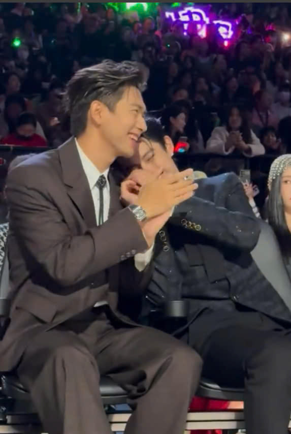 Vương Hạc Đệ hóa e thẹn trong lòng Lý Hiện. OTP "tà đạo" này hiện vẫn khiến netizen "chết cười". Vương Hạc Đệ hóa e thẹn trong lòng Lý Hiện. OTP "tà đạo" này hiện vẫn khiến netizen "chết cười".