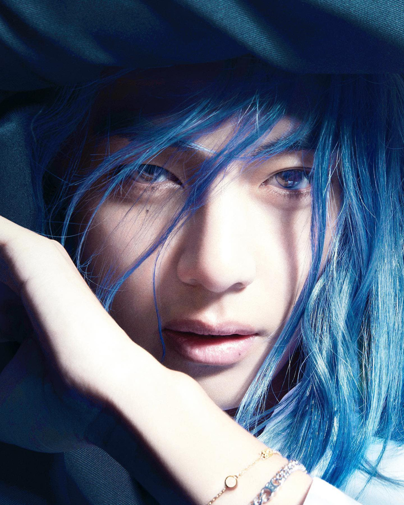 Đôi mắt tam bạch đặc trưng trở thành yếu tố quan trọng làm tăng độ cuốn hút của V ở shoot hình cận.