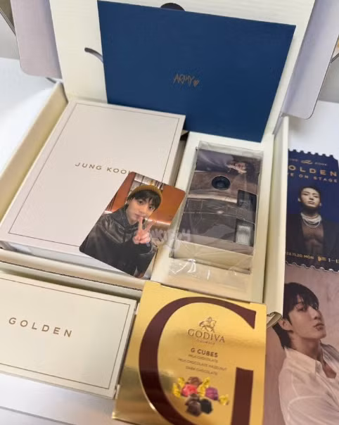 Phần quà tặng hội tụ combo "tinh tế, kinh tế" của Jung Kook được fan chia sẻ rầm rộ.