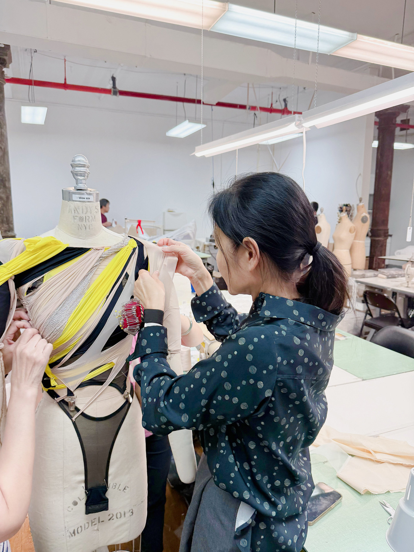 Đội ngũ Mugler đã tập trung thiết kế sao cho bộ trang phục vừa vặn với cá tính của Lisa. Đến nay, không ai có thể tìm được outfit thứ 2 ở bất kỳ đâu, kể cả trên trang web của hãng.