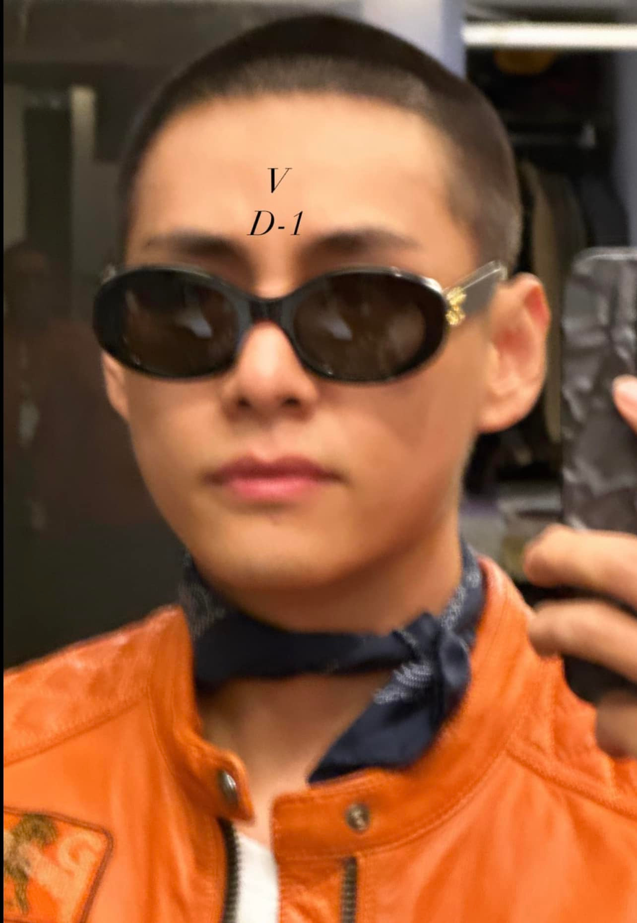 V tự tin khoe cá tính, lần đầu xuất hiện với diện mạo &quot;đầu trứng cút&quot;.