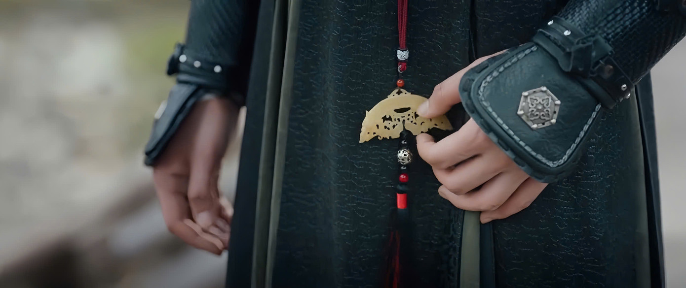 Ngụy Thiệu luôn mang bên mình một miếng ngọc kỳ lạ. Sở dĩ có hình dáng ấy là vì đó chỉ là một nửa, một nửa còn lại vẫn luôn do Tống Nga Hoàng giữ.