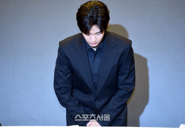 Kim Soo Hyun cúi đầu xin lỗi ngay khi xuất hiện.