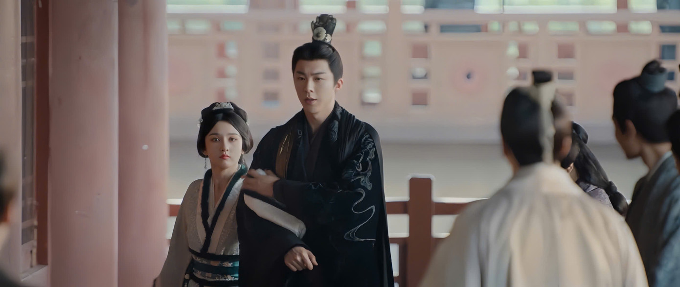 Chàng ôm nữ quân về gấp đến mức đi nhầm ngõ cụt, đành &quot;muối mặt&quot; quay lại đường khác, không quên khoác tay để ra oai trước mặt tình địch khiến khán giả cười bò.