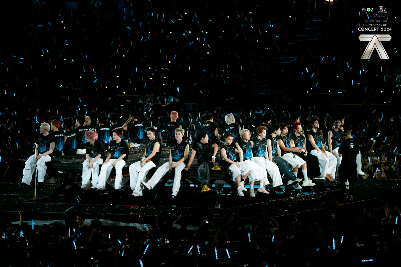 Xe buýt là lựa chọn tuyệt vời để các "Hi con" giữ sức trước thềm concert. Xe buýt là lựa chọn tuyệt vời để các "Hi con" giữ sức trước thềm concert.