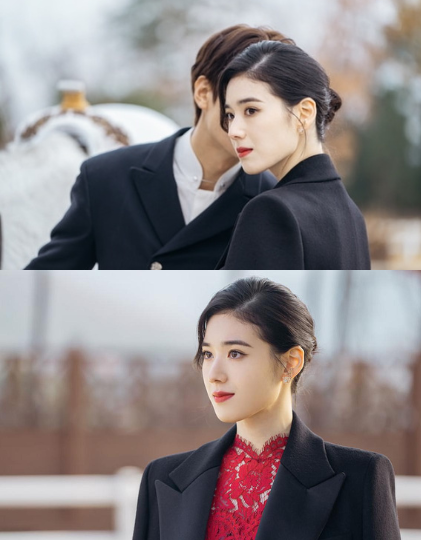 Dẫu là tuyến vai phản diện, người xem lại không tài nào ghét nổi Koo Seo Ryeong bởi nhan sắc quá đỗi kiêu kỳ và thanh lịch.