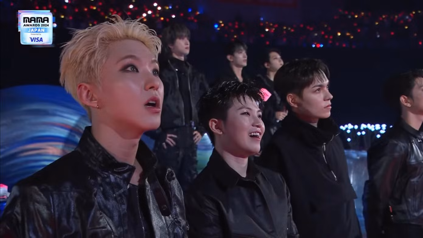 Không hổ danh fanboy "cứng" của BIGBANG, Hoshi (SEVENTEEN) và biểu cảm "mắt chữ A, mồm chữ O" sau thông báo màn trình diễn của BIGBANG khiến fan cười ngất. Không hổ danh fanboy "cứng" của BIGBANG, Hoshi (SEVENTEEN) và biểu cảm "mắt chữ A, mồm chữ O" sau thông báo màn trình diễn của BIGBANG khiến fan cười ngất.