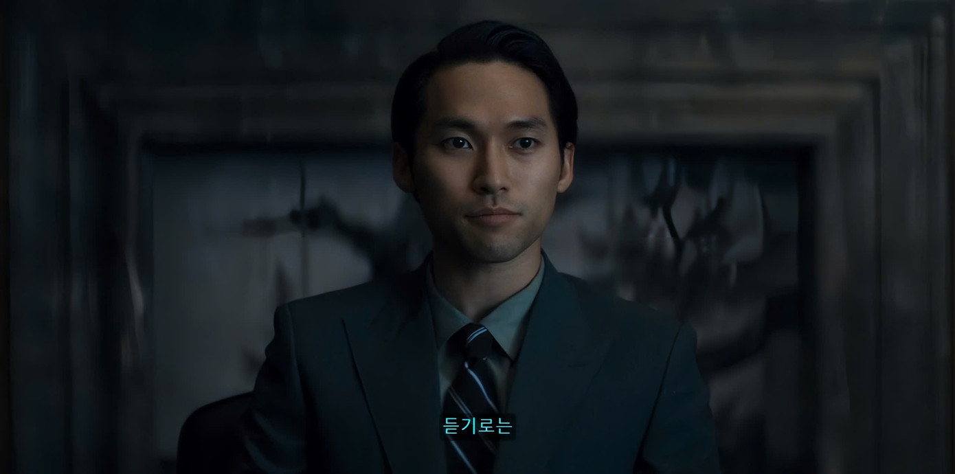 Solomon ở năm 1989 gặp khủng hoảng vì mắc nợ, điều đó khiến anh bối rối khi nhận sự giúp đỡ của cha và bà nội mình. Solomon ở năm 1989 gặp khủng hoảng vì mắc nợ, điều đó khiến anh bối rối khi nhận sự giúp đỡ của cha và bà nội mình.