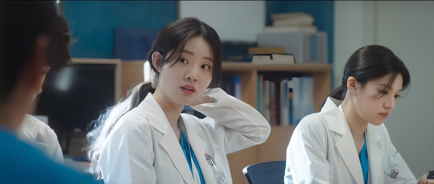 Ngay tập 1, Nam Kyung đã gây ấn tượng kiểu tóc gẩy light ẩn, nổi bật nhưng vẫn vừa đủ để "né" giáo sư.