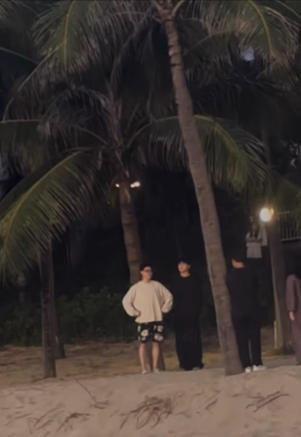 Loạt ảnh "cưng vô đối" của Jimin và Jung Kook những ngày còn ghi hình tại Đà Nẵng. Cả hai cũng được khen ngợi vì thái độ chuyên nghiệp, thân thiện chào hỏi khi bắt gặp các V-ARMY.