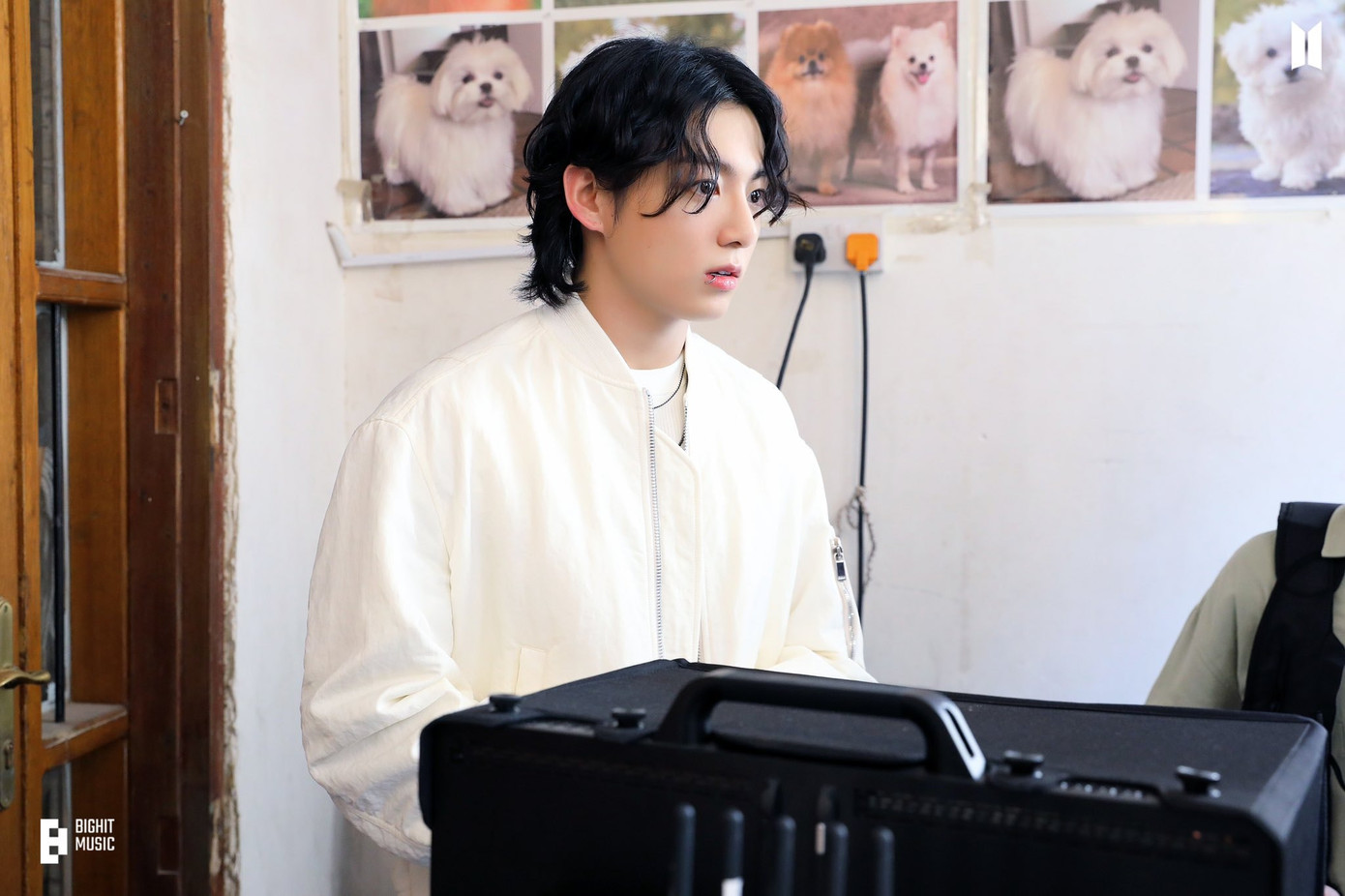 Jung Kook tiết lộ rằng tình trạng bị bám đuôi đã diễn ra trong một thời gian dài.