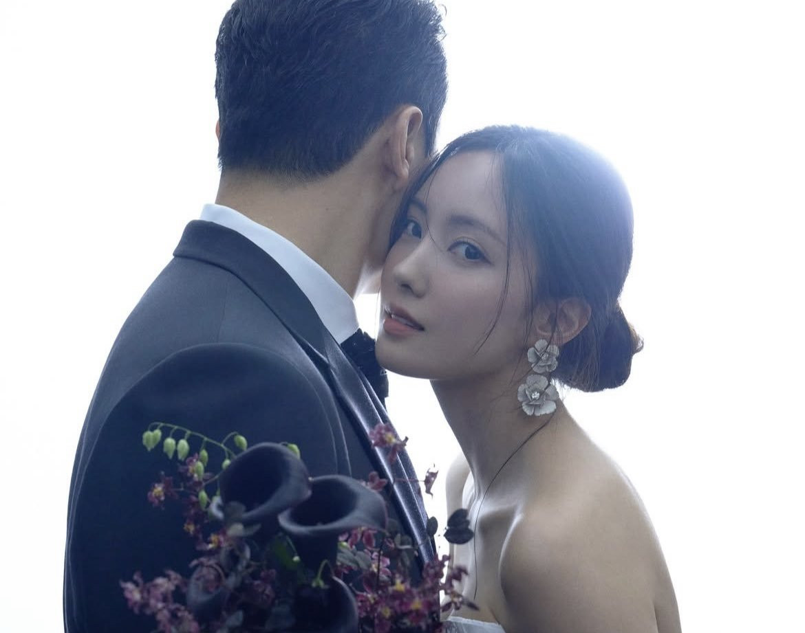 Gương mặt của chú rể đã được giữ bí mật, nhưng người hâm mộ vẫn có thể thấy được sự vững chãi của anh và niềm hạnh phúc trong đôi mắt của Hyomin.