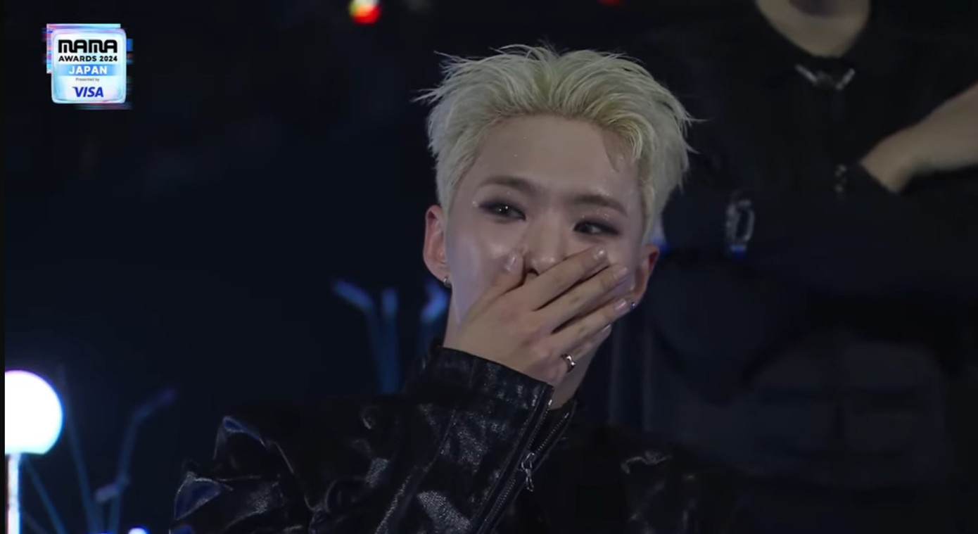 Không hổ danh fanboy "cứng" của BIGBANG, Hoshi (SEVENTEEN) và biểu cảm "mắt chữ A, mồm chữ O" sau thông báo màn trình diễn của BIGBANG khiến fan cười ngất.