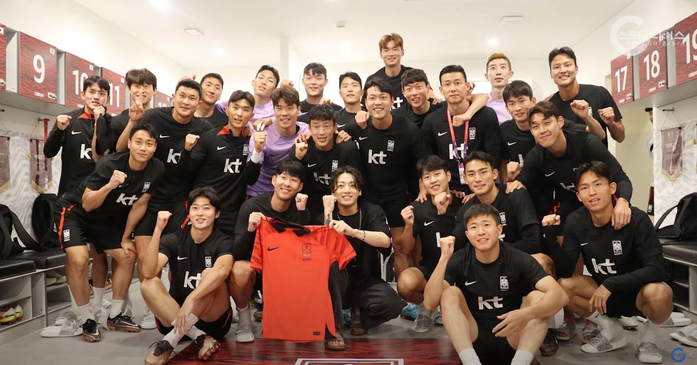 Jung Kook đã ghé thăm và cổ vũ các cầu thủ đội tuyển Hàn Quốc tham dự World Cup 2022 tại Qatar. Jung Kook đã ghé thăm và cổ vũ các cầu thủ đội tuyển Hàn Quốc tham dự World Cup 2022 tại Qatar.