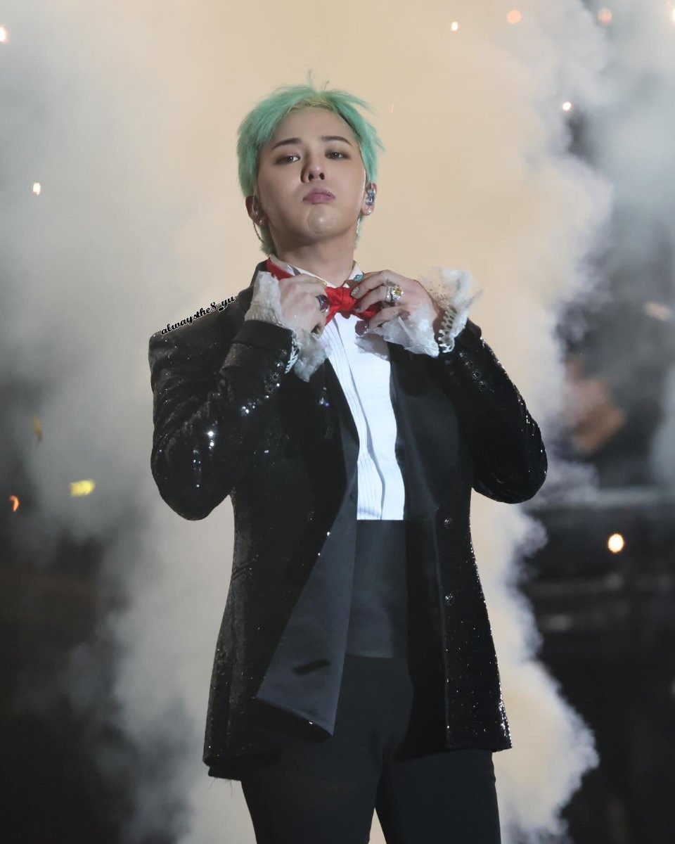 Chiếc tuxedo đính sequin cùng tóc xanh bắt mắt khiến GD trông như một phiên bản Joker nổi loạn song lại lịch thiệp và đầy lôi cuốn. Chiếc tuxedo đính sequin cùng tóc xanh bắt mắt khiến GD trông như một phiên bản Joker nổi loạn song lại lịch thiệp và đầy lôi cuốn.