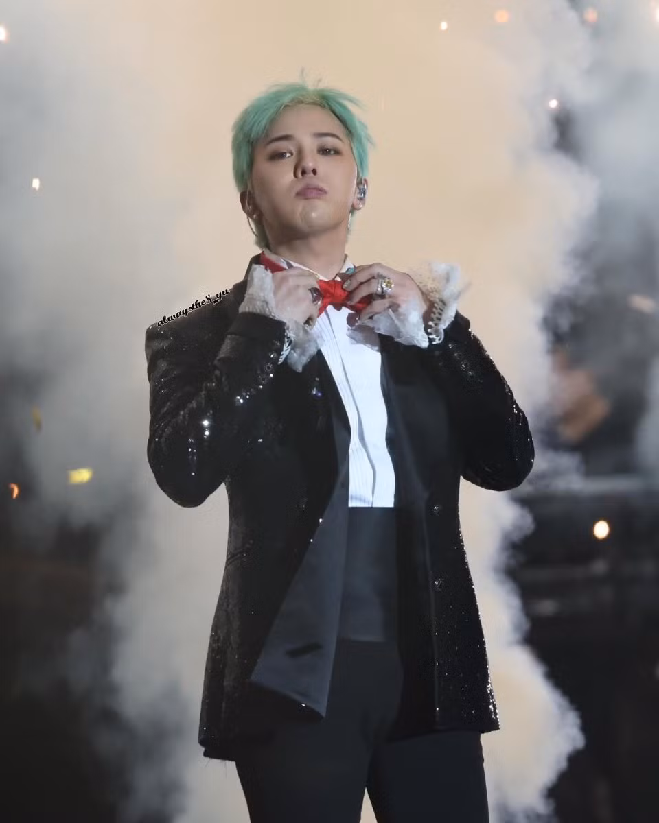 Chiếc tuxedo đính sequin cùng tóc xanh bắt mắt khiến GD trông như một phiên bản Joker nổi loạn song lại lịch thiệp và đầy lôi cuốn.