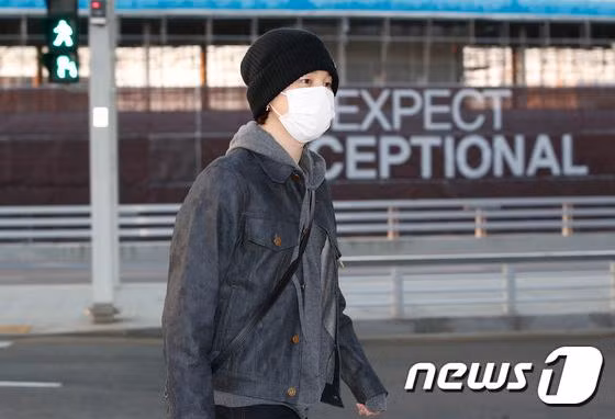 Jimin sành điệu với trang phục tối màu phối cùng mũ len LV. - Ảnh: News1