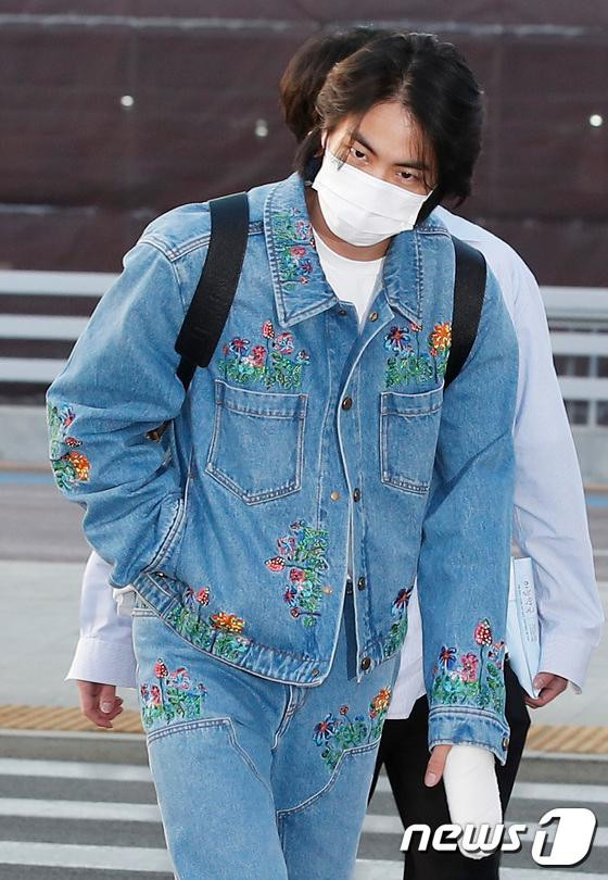 Jin xuất hiện với bàn tay bó bột sau chấn thương nhưng vẫn không làm giảm vẻ lãng tử. - Ảnh: News1 Jin xuất hiện với bàn tay bó bột sau chấn thương nhưng vẫn không làm giảm vẻ lãng tử. - Ảnh: News1