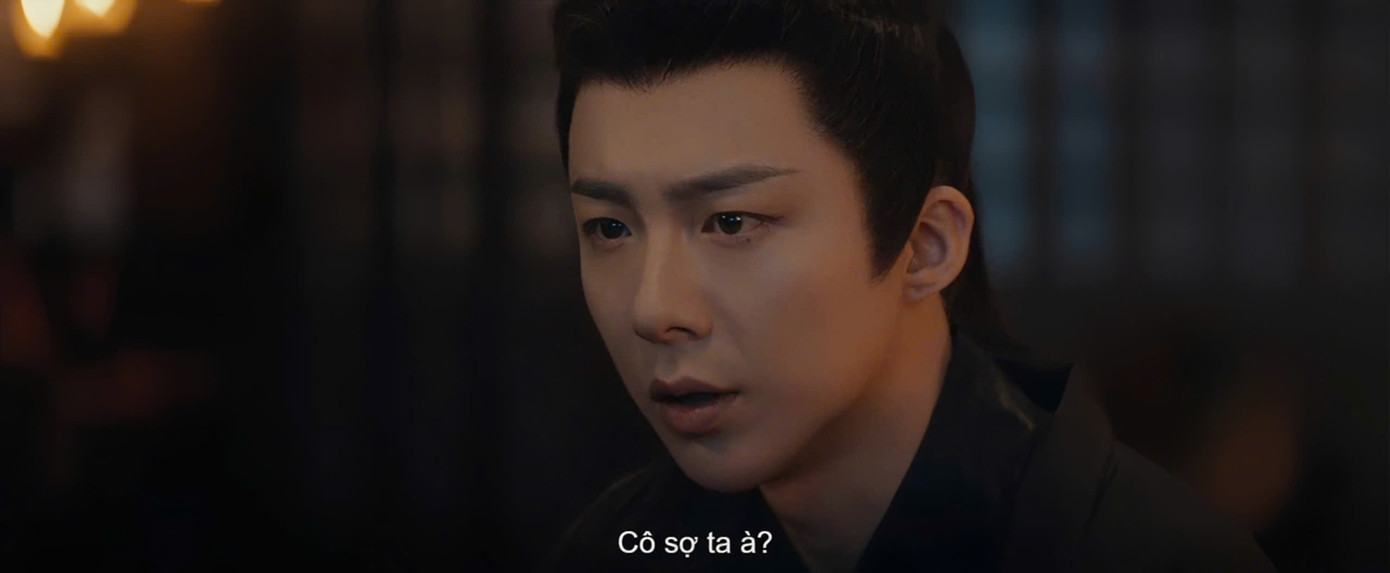 Ngụy Thiệu muốn giúp bôi thuốc lên cổ tay nàng thì Kiều Man giật mình lùi lại, khiến chàng cho rằng nàng sợ hãi chàng sau đêm hôm đó.