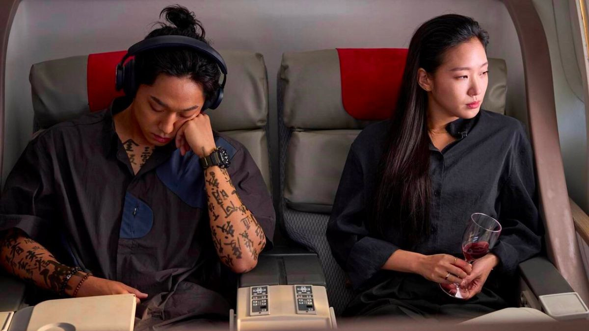 Việc vai diễn của Kim Go Eun và Lee Do Hyun thoát khỏi khuôn mẫu của một pháp sư Hàn Quốc, khoác lên mình những bộ trang phục hợp mốt thay cho áo choàng pháp sư truyền thống đã mang lại một trải nghiệm mới mẻ.