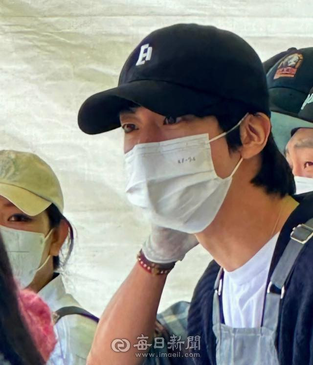 Hình ảnh của Jin tại buổi tình nguyện. Hình ảnh của Jin tại buổi tình nguyện.