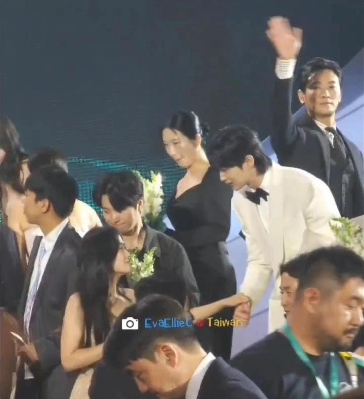 Fan hài hước đặt chú thích: "Tôi bàng quan bên cạnh những người có đôi có cặp". Fan hài hước đặt chú thích: "Tôi bàng quan bên cạnh những người có đôi có cặp".