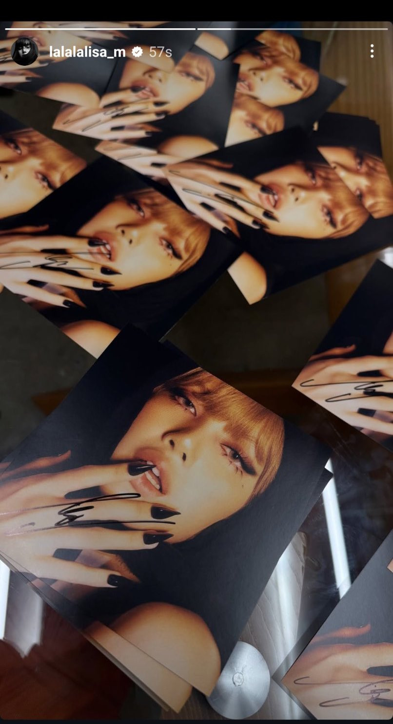 Các netizen so sánh để cho thấy sự khác biệt giữa chữ ký trong story do Lisa đăng tải và chữ ký mà fan nhận được.