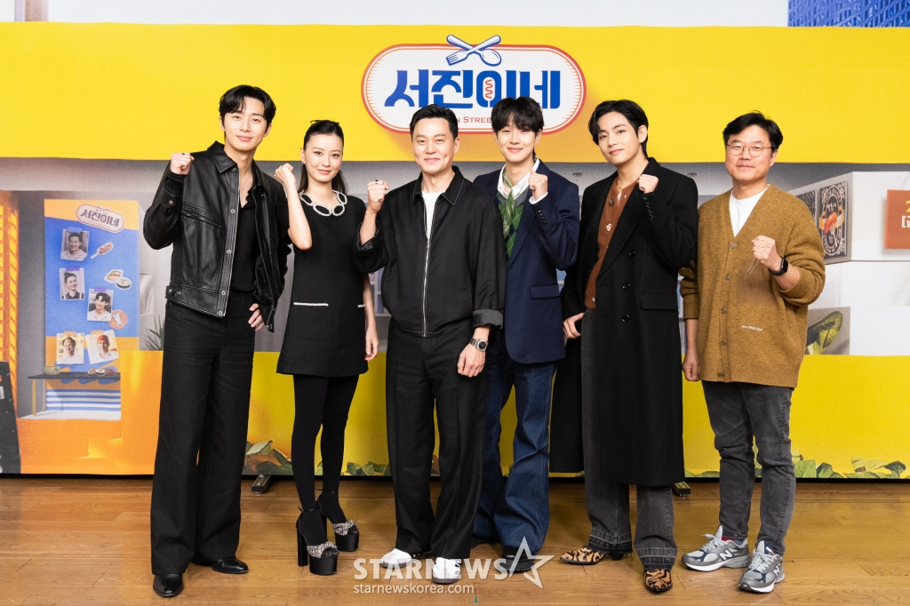 Na PD cùng đội hình chủ chốt 5 thành viên của nhà hàng Seojin. - Ảnh: Star News Na PD cùng đội hình chủ chốt 5 thành viên của nhà hàng Seojin. - Ảnh: Star News