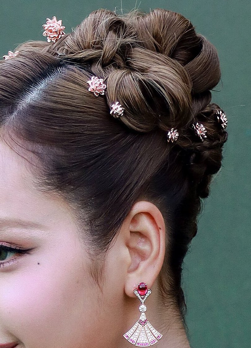 Không còn cầm hoa, em út BLACKPINK vẫn gợi nhắc tên phim bằng các phụ kiện mang hình dáng bông hoa trên tóc.