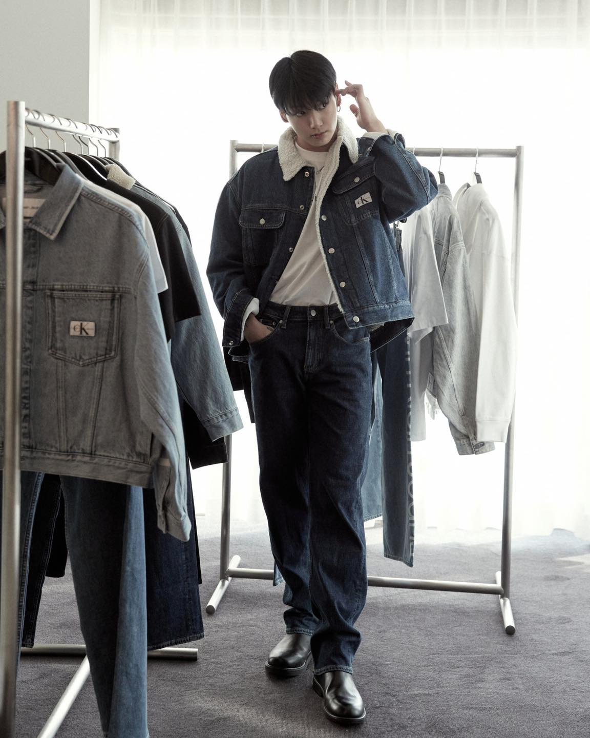 Được biết, Jung Kook sẽ thực hiện nhiều hoạt động quảng bá cho GOLDEN đồng thời cả trong và ngoài Hàn Quốc.