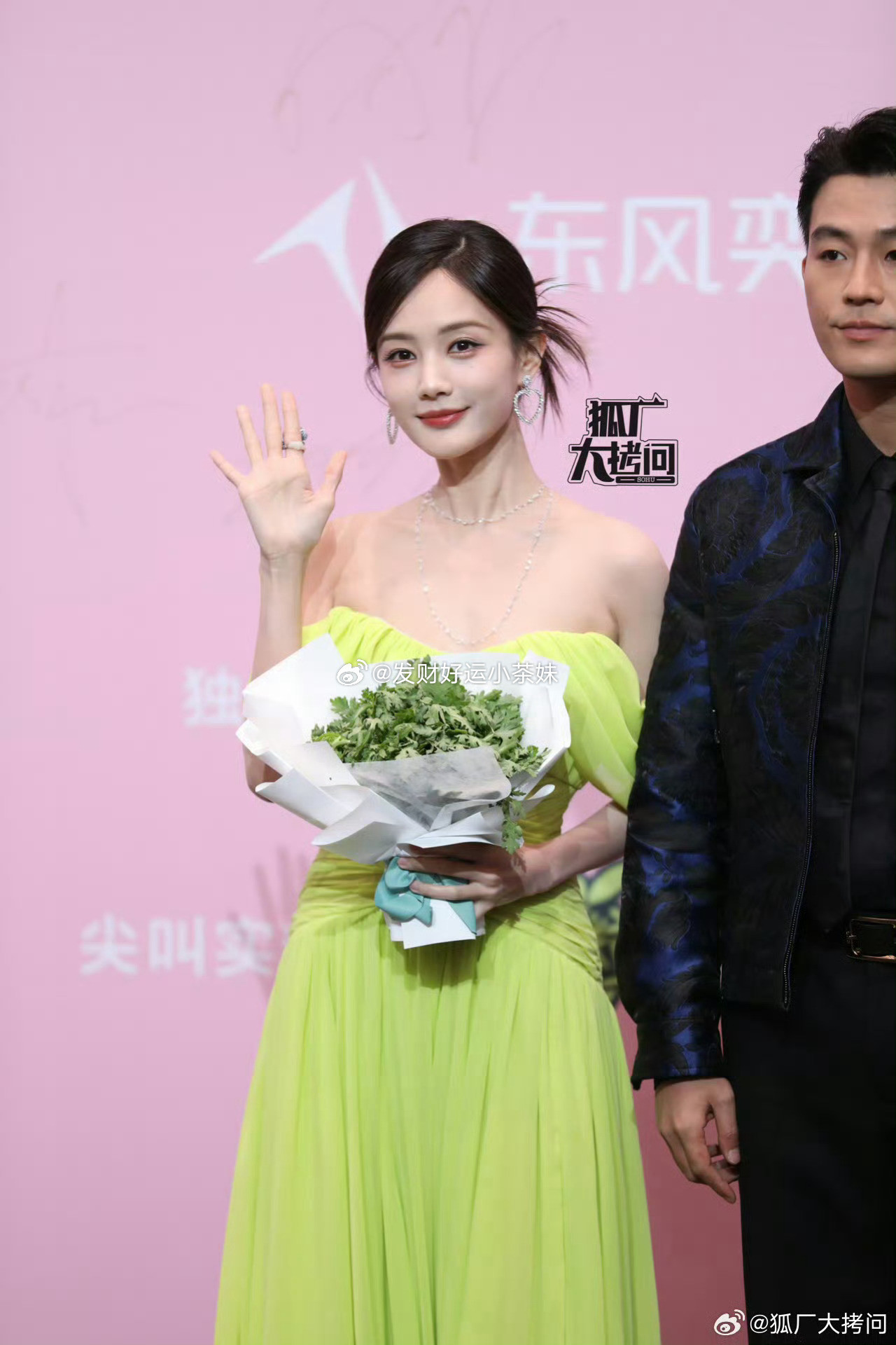 Lý Nhất Đồng &quot;nổi nhất đêm nay&quot; với chiếc váy xanh ấn tượng. Cô nàng chọn chất váy mềm, xõa dài cùng mái tóc búi cao gọn gàng, tôn lên xương quai xanh đáng mơ ước.