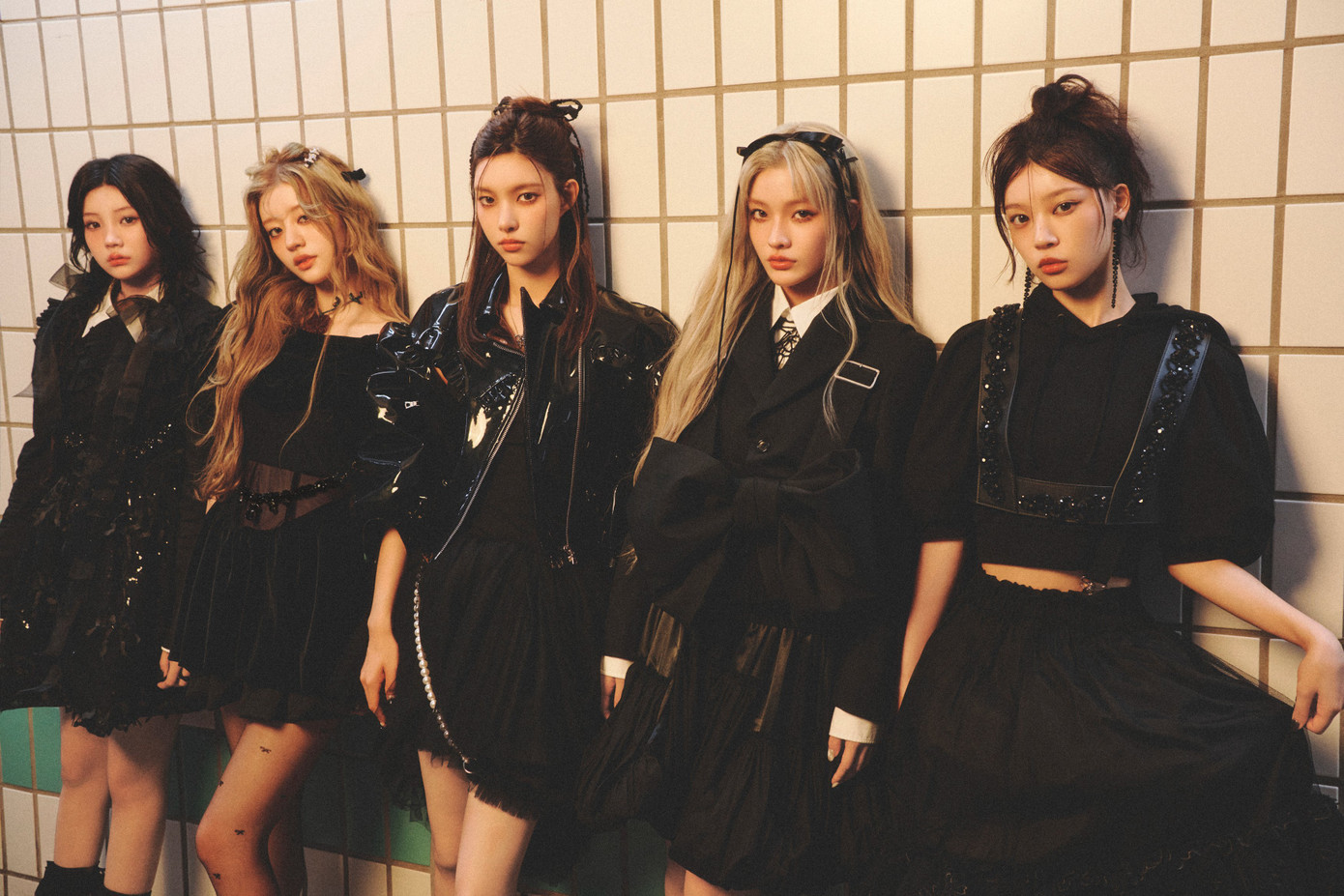 "Vì chúng tôi là ILLIT, có nghĩa là "bạn có thể là bất cứ điều gì", nên chúng tôi muốn thể hiện nét quyến rũ khác của mình trong album này", nhóm cho biết trong họp báo trước thềm phát hành. "Vì chúng tôi là ILLIT, có nghĩa là "bạn có thể là bất cứ điều gì", nên chúng tôi muốn thể hiện nét quyến rũ khác của mình trong album này", nhóm cho biết trong họp báo trước thềm phát hành.