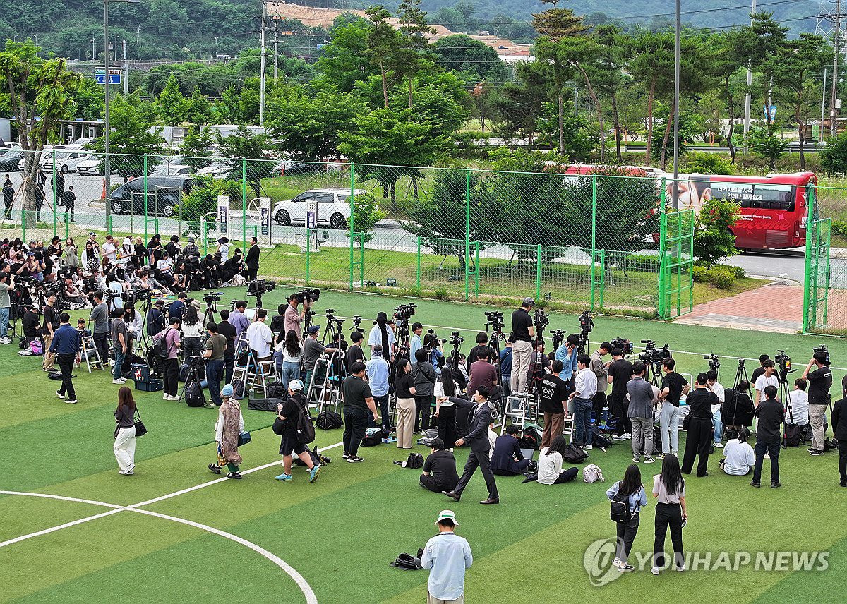 Các ARMY (tên fandom của BTS) đã thả bóng bay, chạy bus và treo biển chúc mừng xung quanh sự kiện. RM và V trở về trong sự chào đón nồng nhiệt của fan. Các ARMY (tên fandom của BTS) đã thả bóng bay, chạy bus và treo biển chúc mừng xung quanh sự kiện. RM và V trở về trong sự chào đón nồng nhiệt của fan.