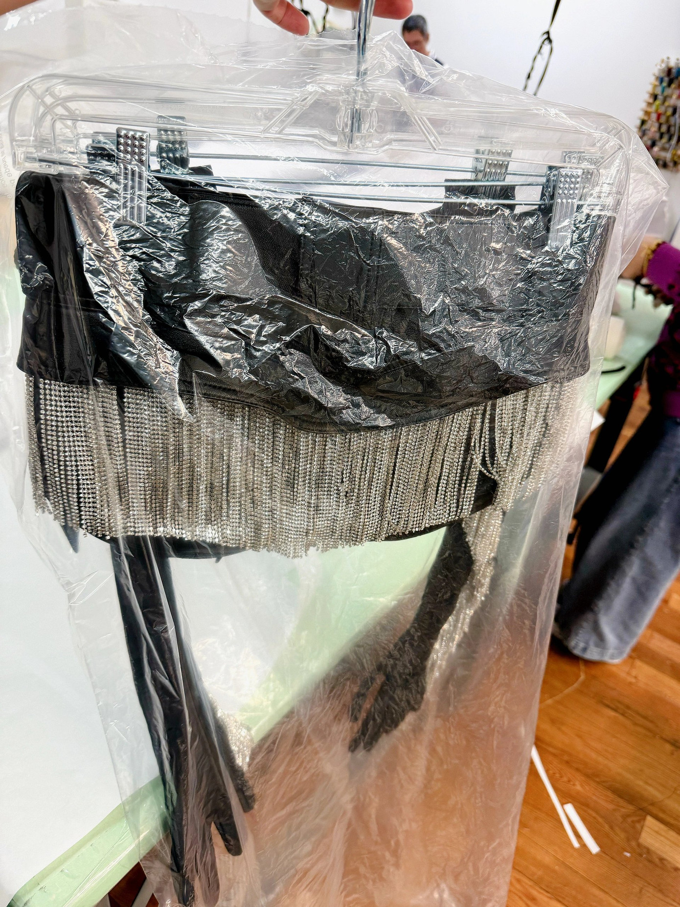 Đội ngũ Mugler đã tập trung thiết kế sao cho bộ trang phục vừa vặn với cá tính của Lisa. Đến nay, không ai có thể tìm được outfit thứ 2 ở bất kỳ đâu, kể cả trên trang web của hãng.