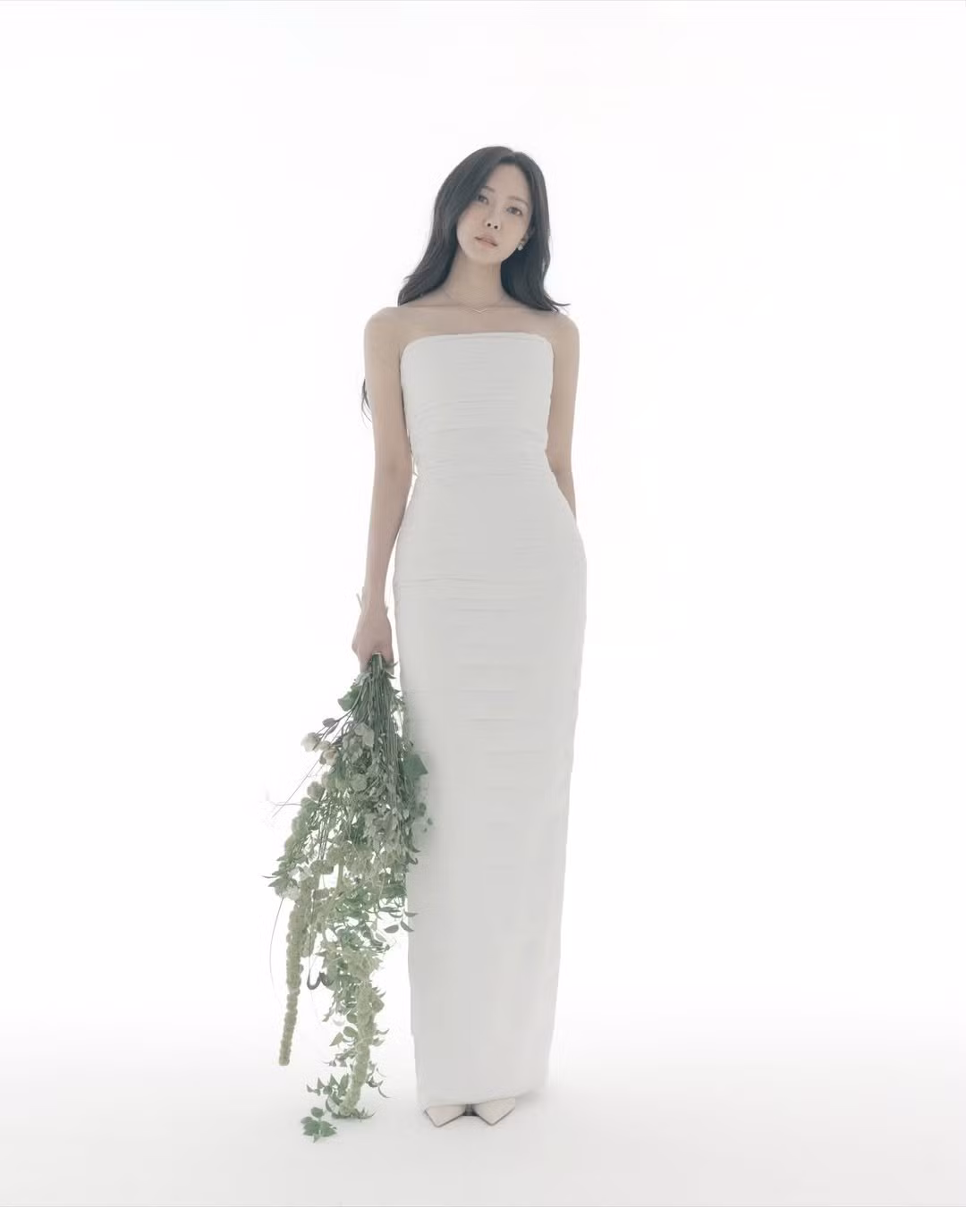 Ảnh cưới tối giản của Hyomin.